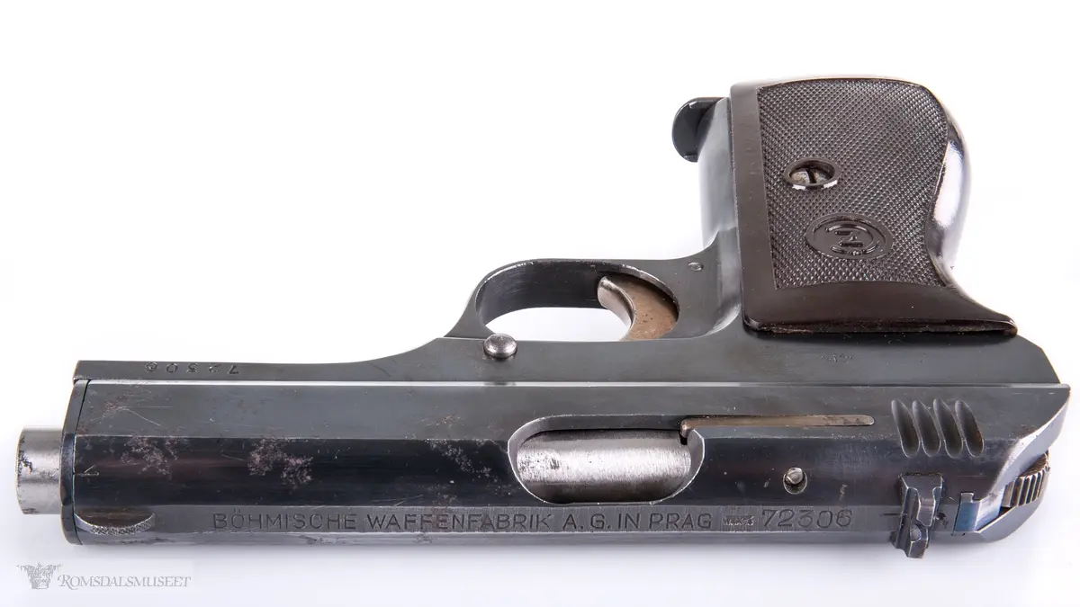 Semiautomatisk lommepistol med for- og baksikte, sikringshendel med utløserknapp, magasin med utløser under skjeftet og for og baksikte. Tsjekkisk pistol som er produsert under okkupasjonsstyre.
