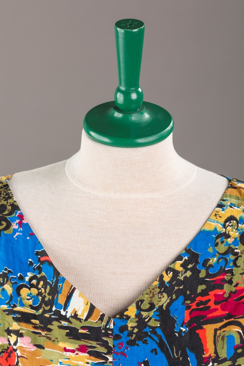 Spanskinspirert motiv med hus, hester og trær