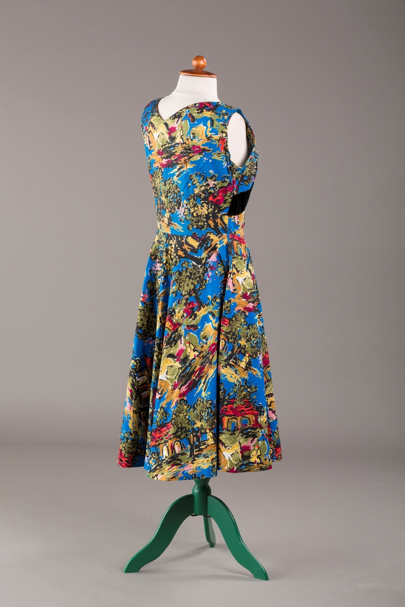 Spanskinspirert motiv med hus, hester og trær