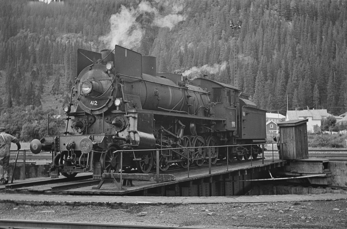 Damplokomotiv type 26c nr. 412 tørnes på svingskiven på Støren stasjon.