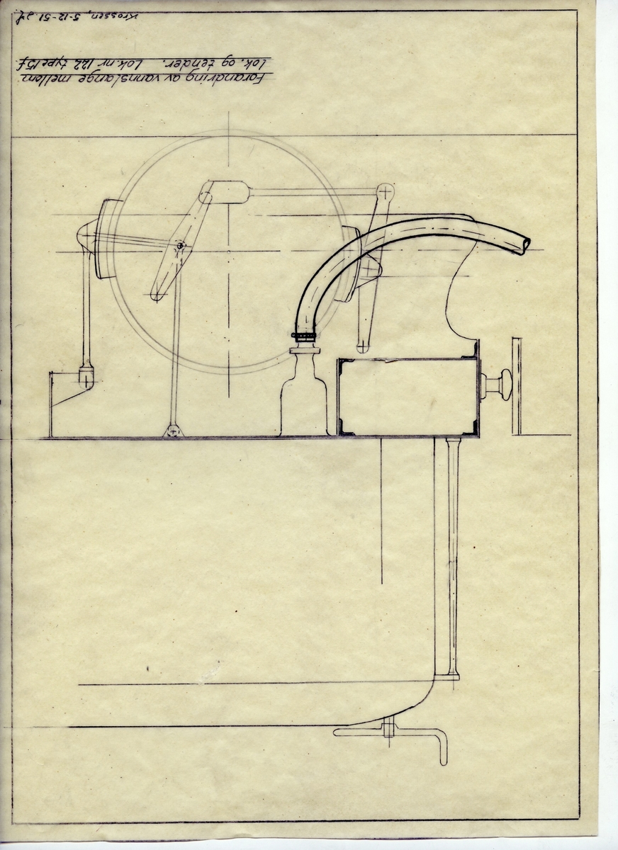 Håndtegnet arbeidstegning vedr. forandring av vannslange mellom lok. og tender. Gjelder lok nr 122, type 15f. Utarbeidet på Krossen 05.12.1951