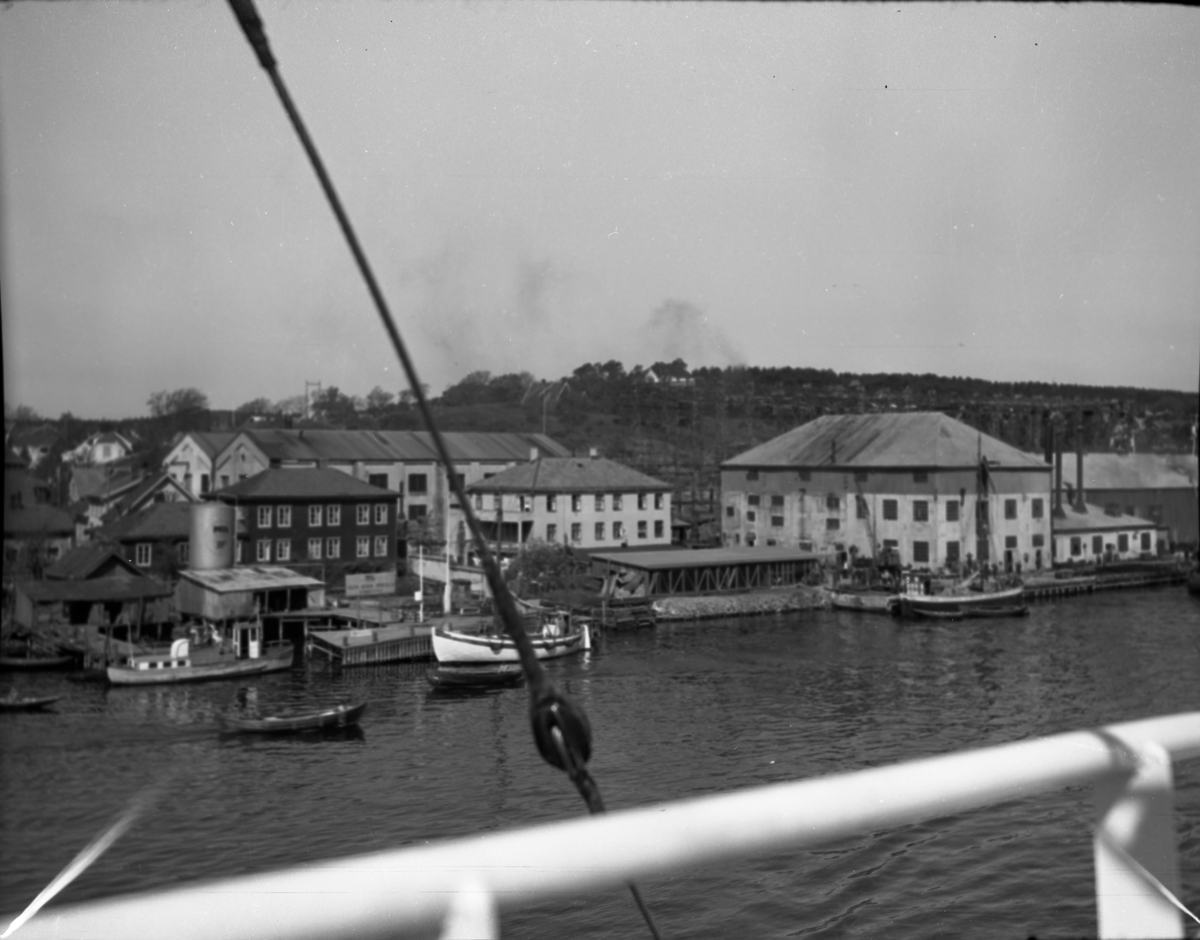 Byggenr. 31 v. Langesund Mekaniske Verksted: Kollbryn
8: "Sakte fart akterover". 
9: "Klar ved winchen".
12: "Kollbryn på slippen 17.5.1951".
13: "Kollbryn ved kaien 24.3.1951".