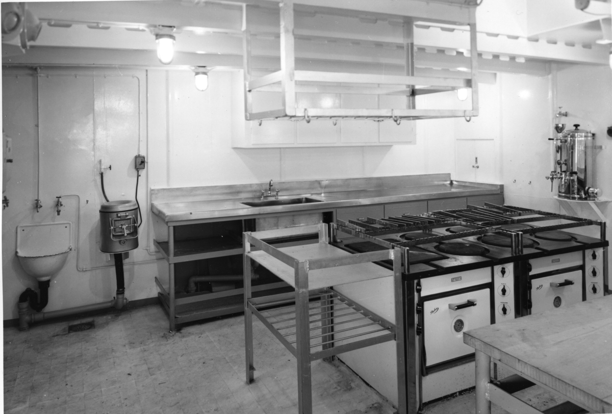 Byggenr. 44 v. Langesund Mekaniske Verksted: Amazonas.

Amazonas ligger ved kai ved verftet og på vannet.
9-17: Nyblin