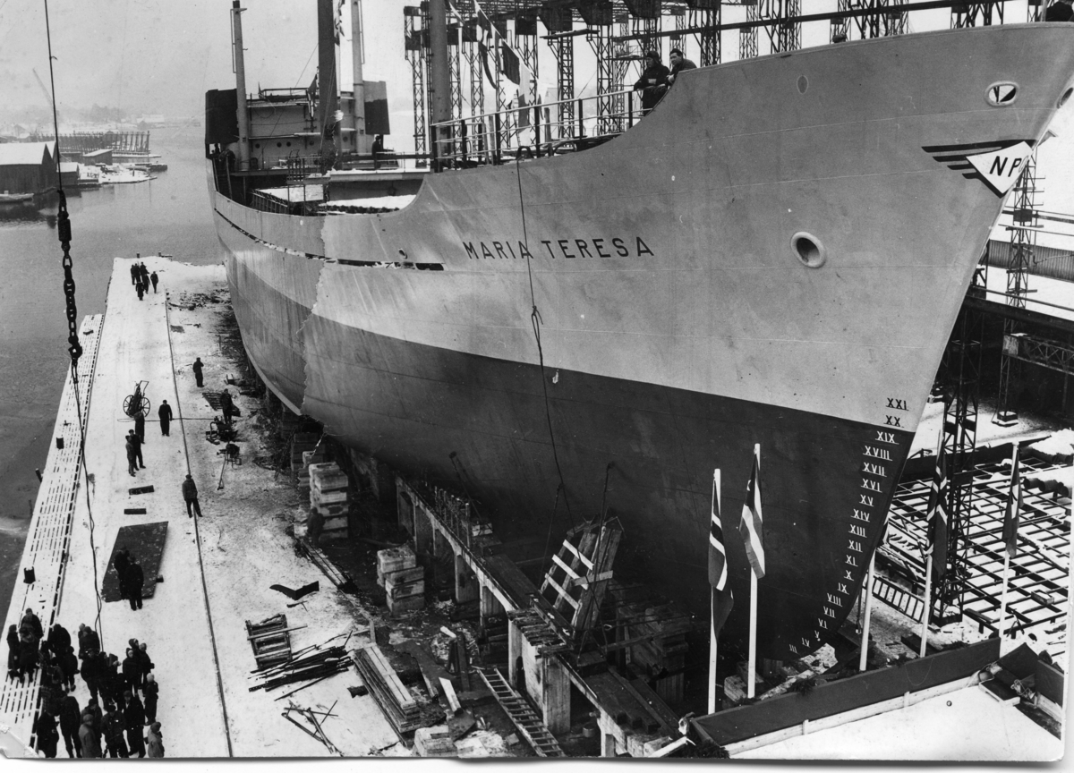 Byggenr. 42 v. LMV: Maria Teresa.
Kvinna som døper båten (med blomsterbukett) er "miss Angela Butts".