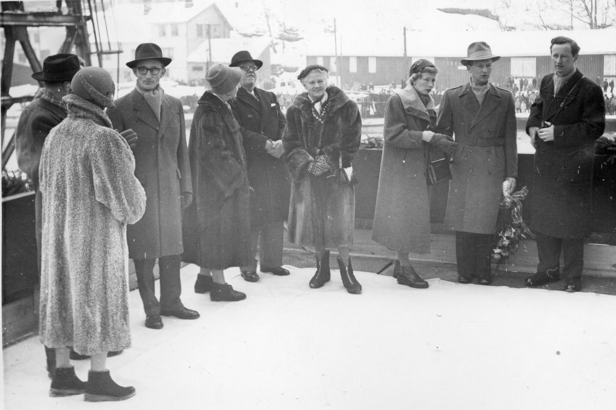 Byggenr. 42 v. LMV: Maria Teresa.
Kvinna som døper båten (med blomsterbukett) er "miss Angela Butts".