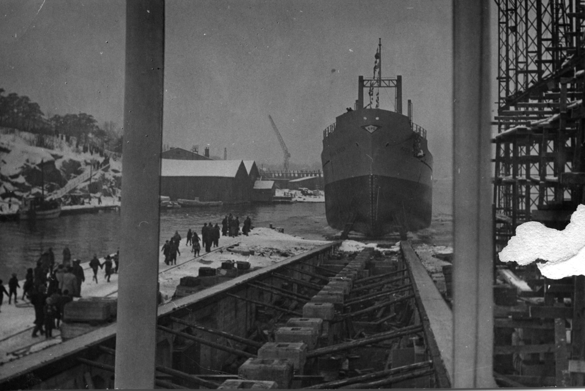 Byggenr. 42 v. LMV: Maria Teresa.
Kvinna som døper båten (med blomsterbukett) er "miss Angela Butts".