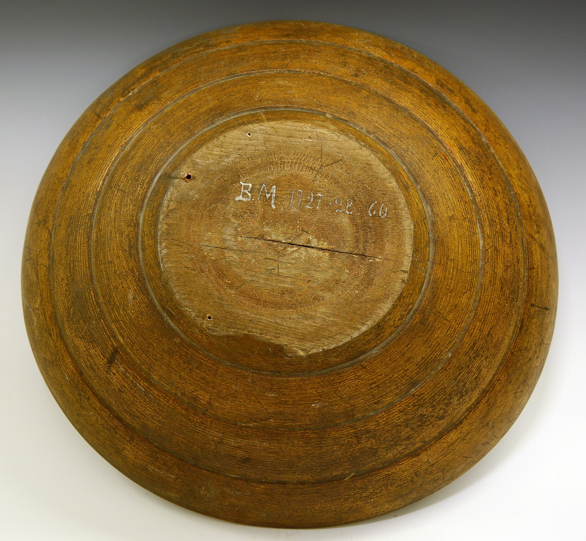 Ølbolle. Fra protokollen: Ølbolle, stor, flaagjord, svarva med 3 ribbar inni. Kromgult maala, og inni maala rosur i raudt og grønt med svart kontur og skrift. I botnen eit slag rosur, no mest burtsliten, og til borde rundt kanten eit bandsegment. I fyrste ribbe ei "myntsnor" av gule rosur, som stend paa .... I næste ribbe denne innskrifti med haag smal (minuskelsvipande) fraktur: in ij denne skaaell en Rosem Staar min hiertenskierist ij faar itt gaat aar det wonnne ieg eder ?nde aff hiertens grunde 1607. Ytste og øvste ribbe hev paa raud botn eit grønt lokastig band med gule blad og knuteformur i tidsens mynster. Under botnen stend paa 2 stadar bumerket Y utskori.