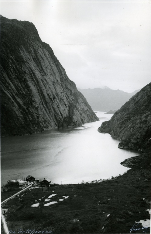 Trollfjorden med bebyggelse innerst i fjorden