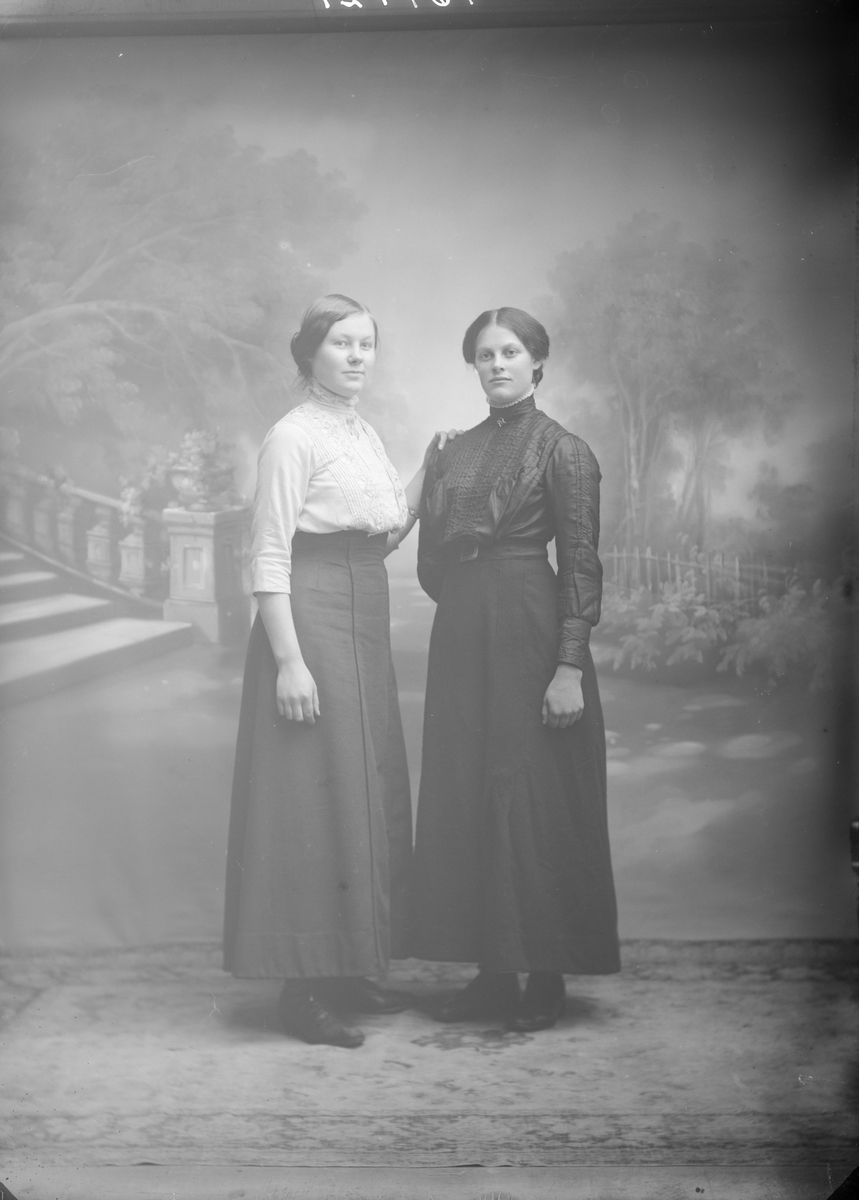 Martha Bilben med venn, 07.02.1914, to unge kvinner