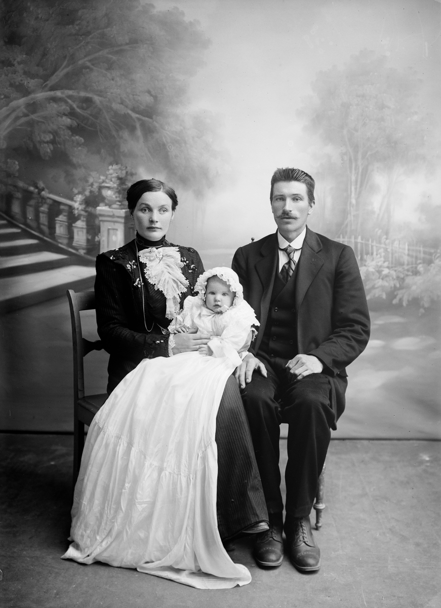 Ole H. Nystuen f. 1886 og Kari A. Hindrum f. 1891, og deres førstefødte, Ida i dåpskjole, f. 24.01.1914,