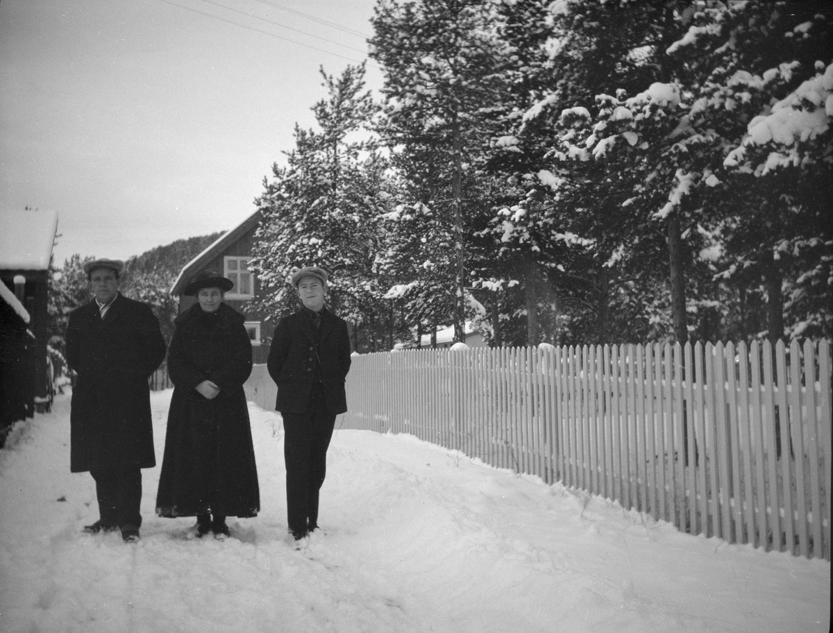 Familien Kluften står vinterkledd på vegen ved Furuly.
