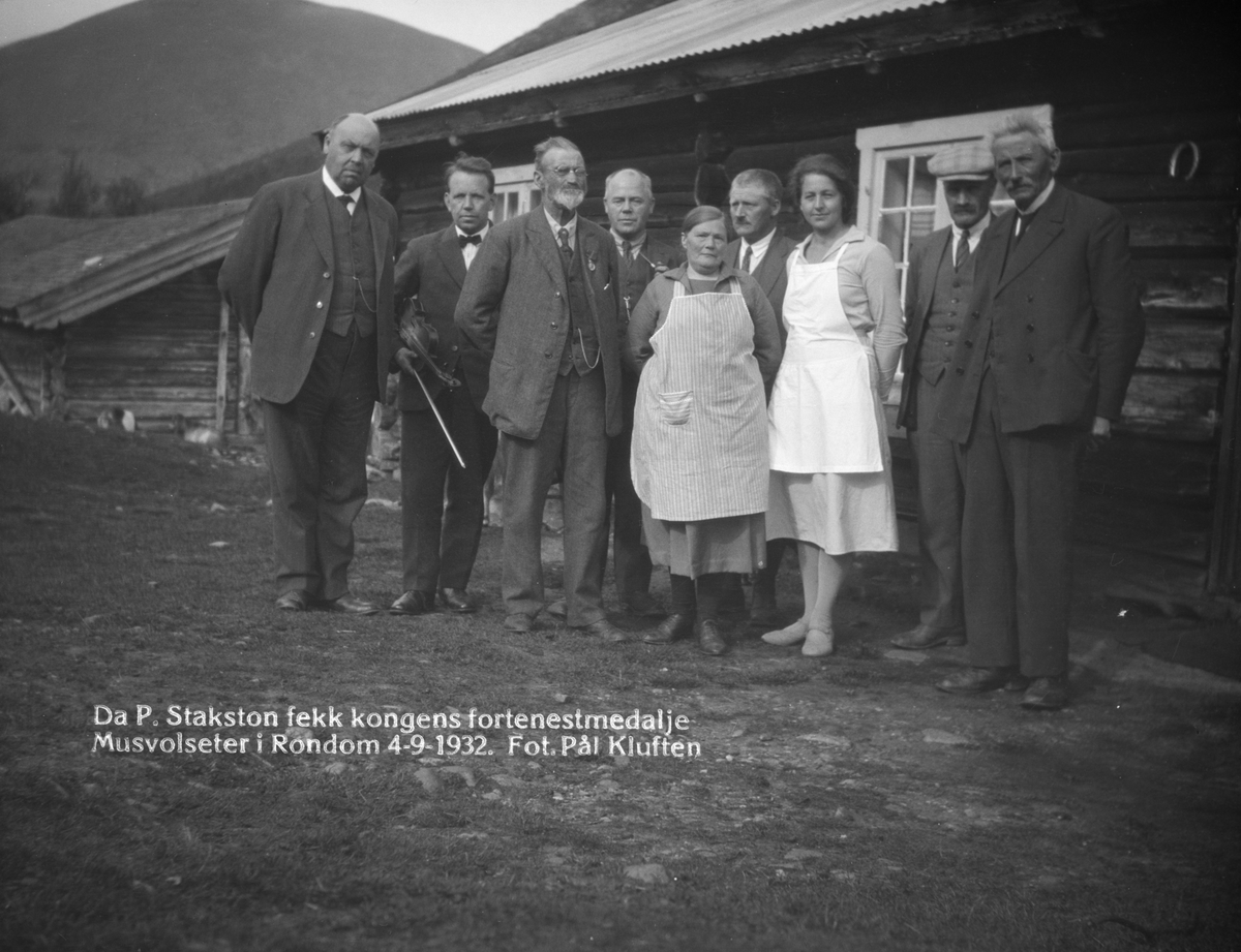 Folkene som er samlet på Musvollseter da Paul Stakston får kongens fortjenestemedalje 4 september 1932.
Fra venstre Halvdan Haanshus, Pål Kluften, Paul Stakston, Kristian P. Åsmundstad og fru Stakston. Andre er ukjente.