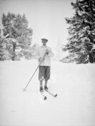 Mann på ski med en skistav.