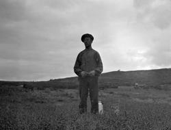 Mann på bærtur i fjellet.