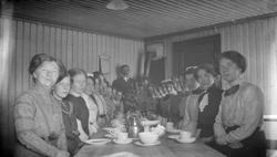 Gruppe jenter ved kaffebordet under kurs på Amtskulen, Bølun