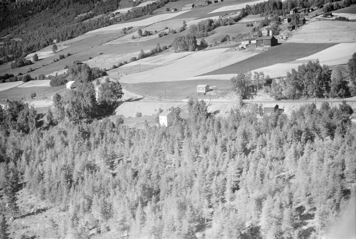 Rudi,flere gårder til høyre i bildet, Harpefoss, Sør-Fron