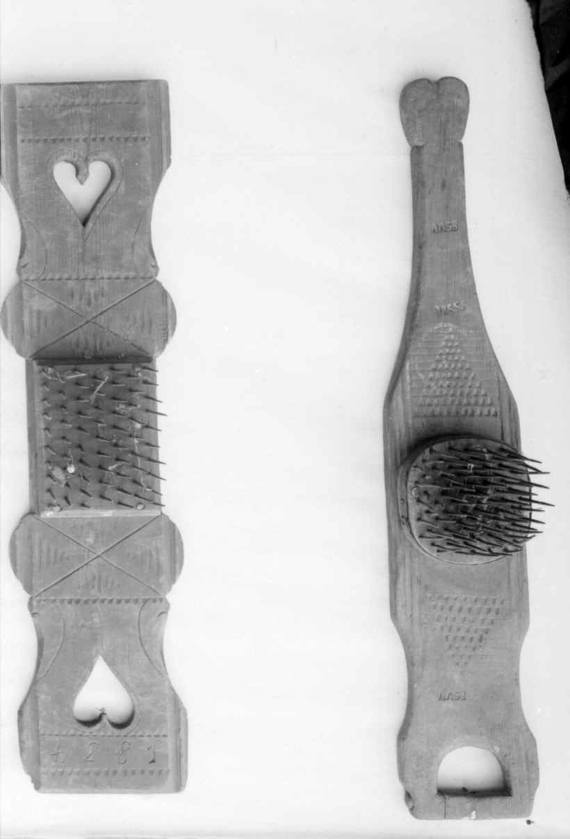 Linhekle av tre med håndtak i den ene enden og den andre enden er smalere enn resten av brettet. Brettet har skjellutskjæringer og inskripsjon, og på midten en avrundet kloss med stålspiker .