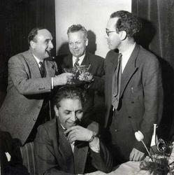 Bak fra v.: 1. Ambassadør Ledoux 2. Torstein Kuvaas. 3. Sekr