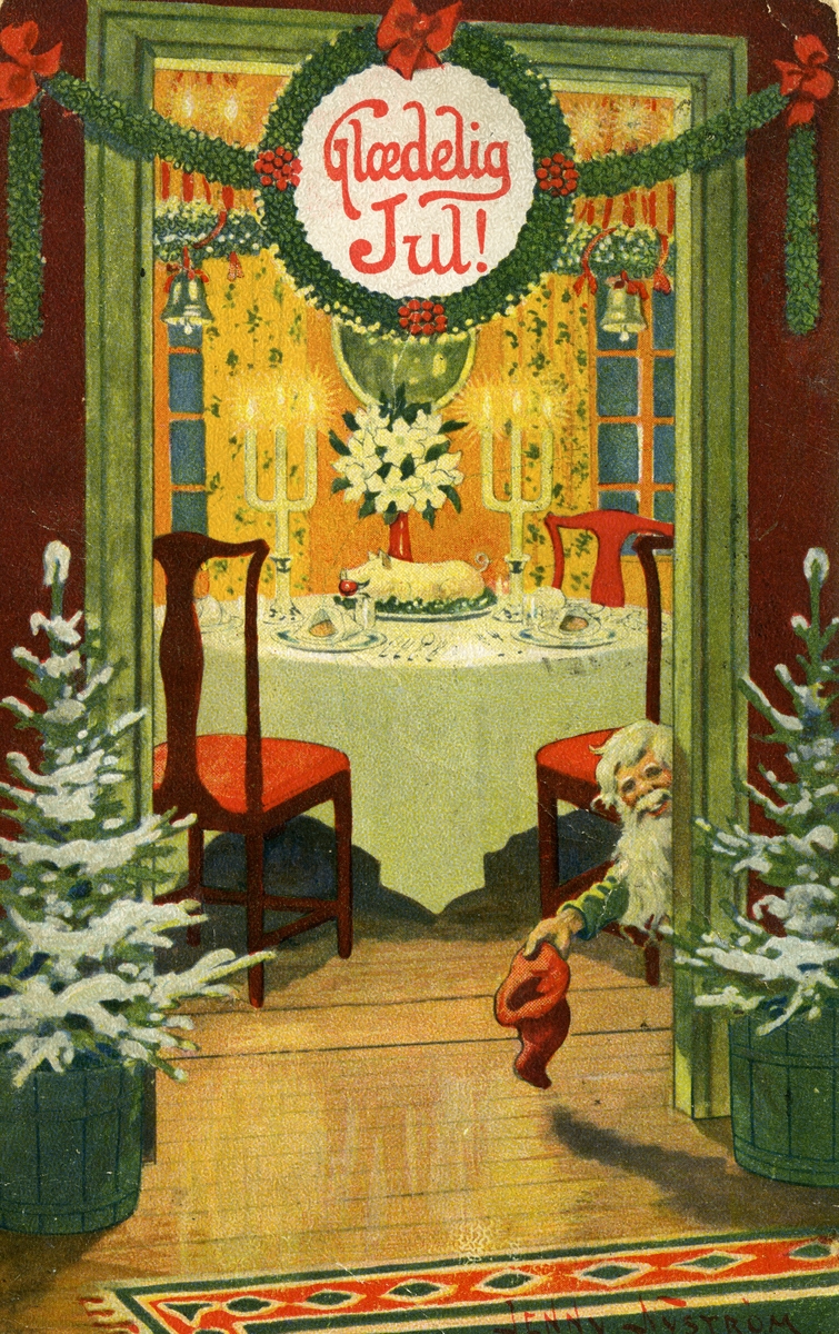 Julekort. Jule- og nyttårshilsen.  En nisse åpner døren til et julepyntet rom der bordet er dekket. Illustrert av svenske Jenny Nystöm (1854-1946). Datert 1913-1914.