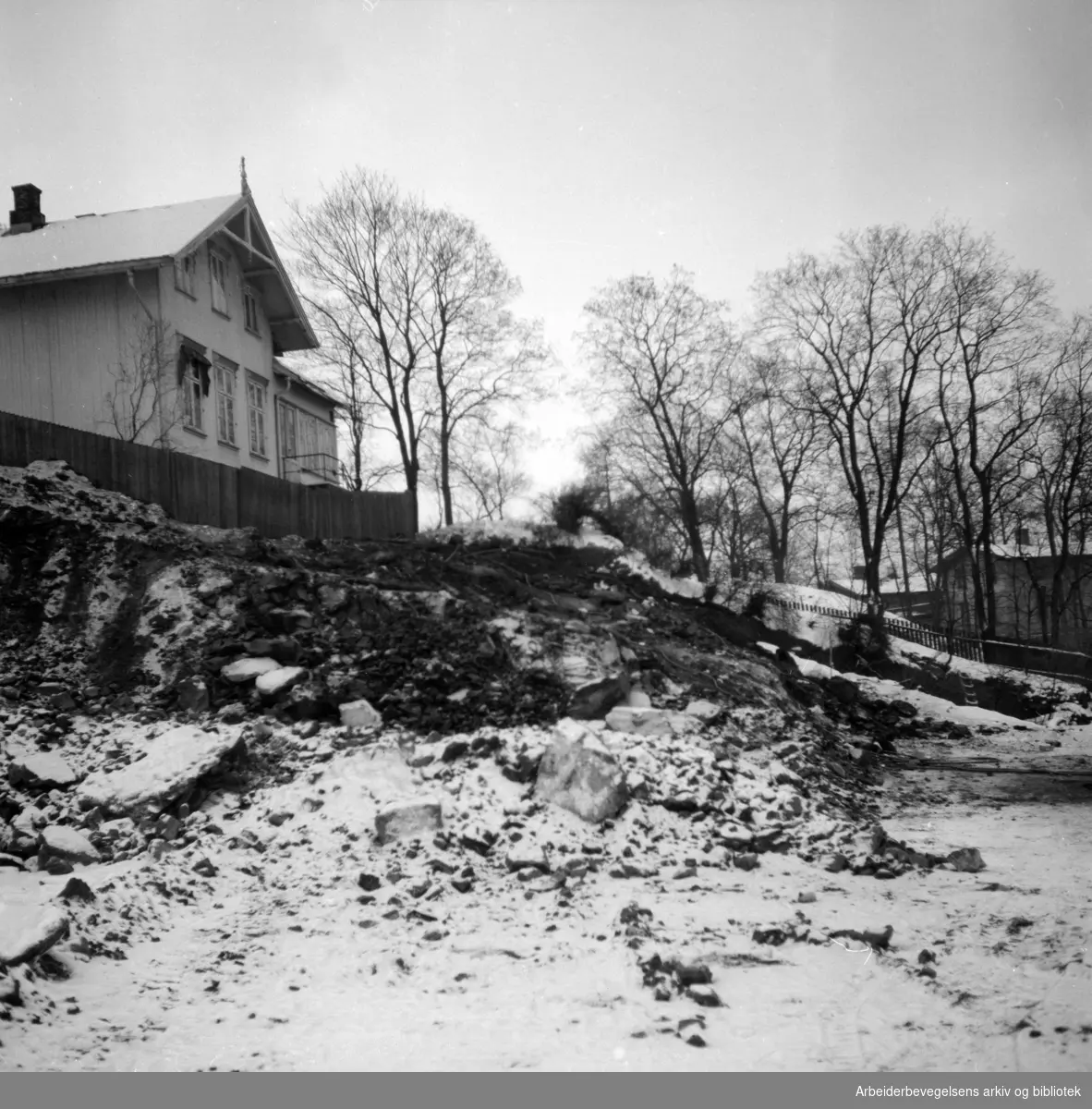 Sørligata 60. Gravearbeide under huset. Januar 1955