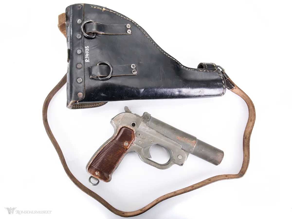 Sylindrisk glattboret løp som åpnes med en fjæret knapp festet på siden av pistolen. Spennbar hane, avtrekker og skjeftet med påskrudd tregrep med riller. Lærstropp følger med. Sort lærhylster med beltefeste, lukkestropp og rom for en ekstra patron følger med.