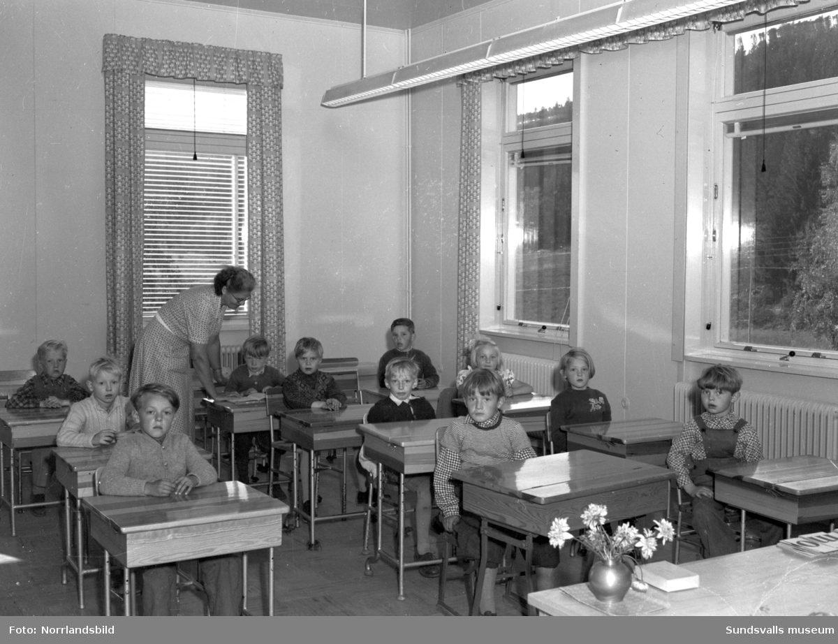 Lucksta gamla skola ombyggd och renoverad. Barn och personal i klassrum och matsal.