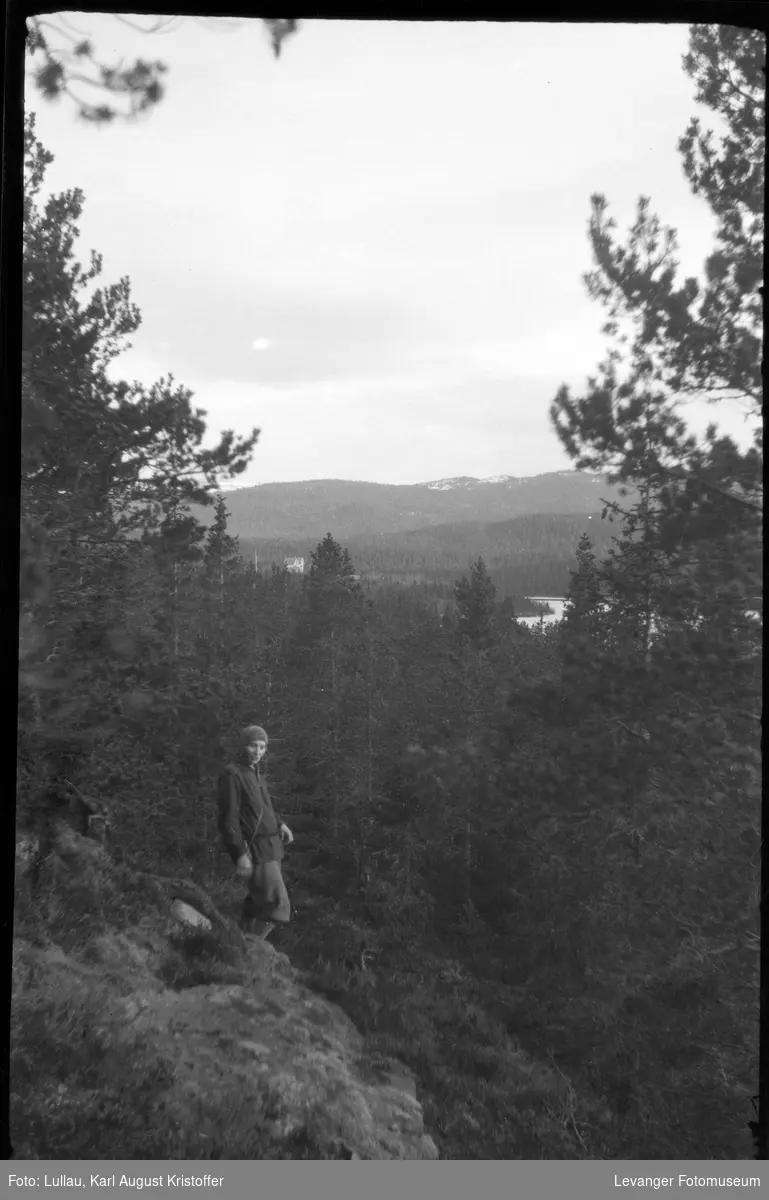 Jenny Lullau på skogstur med Karl Lullau.