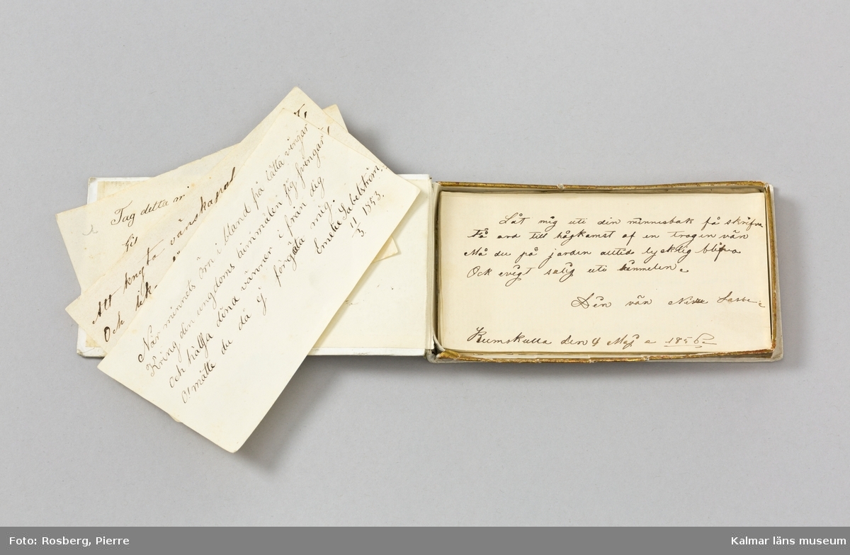 KLM45239:3:1 Poesialbum. En ask i kraftig vit papp med dekor i guld. Sirligt mönster med bland annat rosor i blått, rosa och lila på locket. I asken förvaras samlingar med små papperslappar på vilka vänner skrivit små tänkeord eller hälsningar. Här finns också teckningar (signerade Sophie eller Sophie Sundberg). Samtliga är signerade och flertalet är daterade någon gång på 1850-talet. På flera står också Rumskulla och på en ”Glöm ej din pensionskamrat”. I album :3:1 finns 21 stycken blad signerade Emelie Sabelström, Louise Richter, Anna Ljungberg, Nisse Larsén(?), Jenny J?, Rune Modéer, Jenny Ruths, Clara?, Therese Nygren, Charlotte Ryman, Clara ?, Alice Rothman, Augusta L, ”din syster Wesse”, Sophie Sundbergh, Hanna Waldow, Damina Eklund, Ebba Ribberg, ”din mamma”. På :3:1:18 finns en blyertsteckning av violer och texten à ton ami et mere Sophie. På :19 finns en blyertsteckning av en kvist med päron signera Sophie Sundberg. På :21 finns en blyertsteckning av en blomma och texten din Mamma vilket bör vara Nanny Ljungberg.