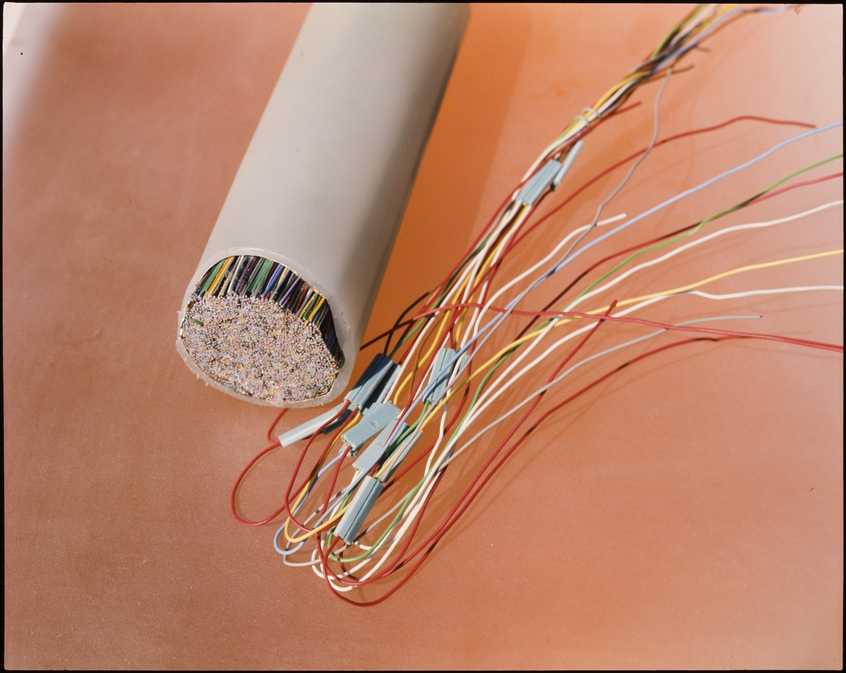 Nærbilde av enden på en kabel og flere tråder.