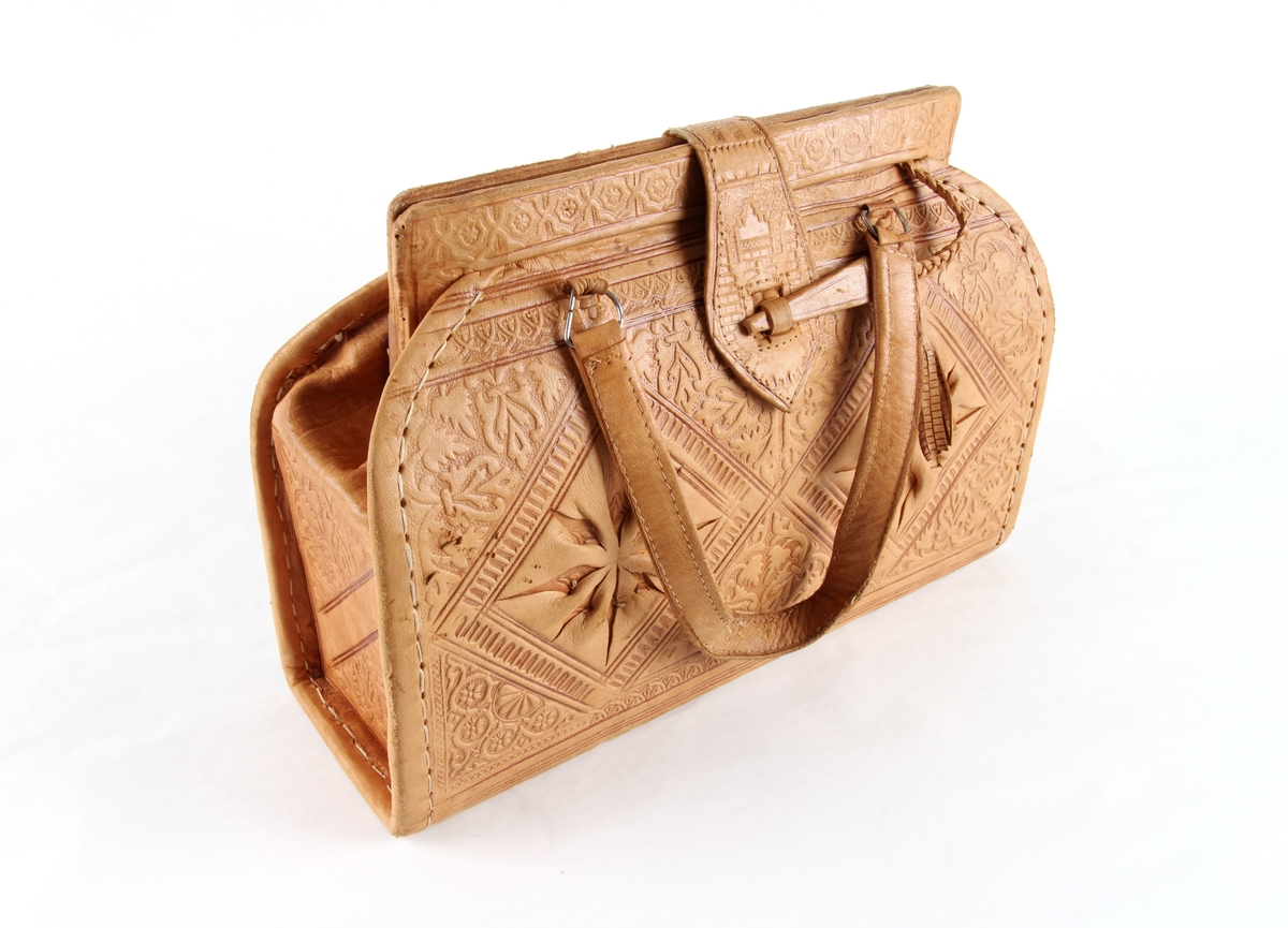 Håndveske i skinn med preget mønster.