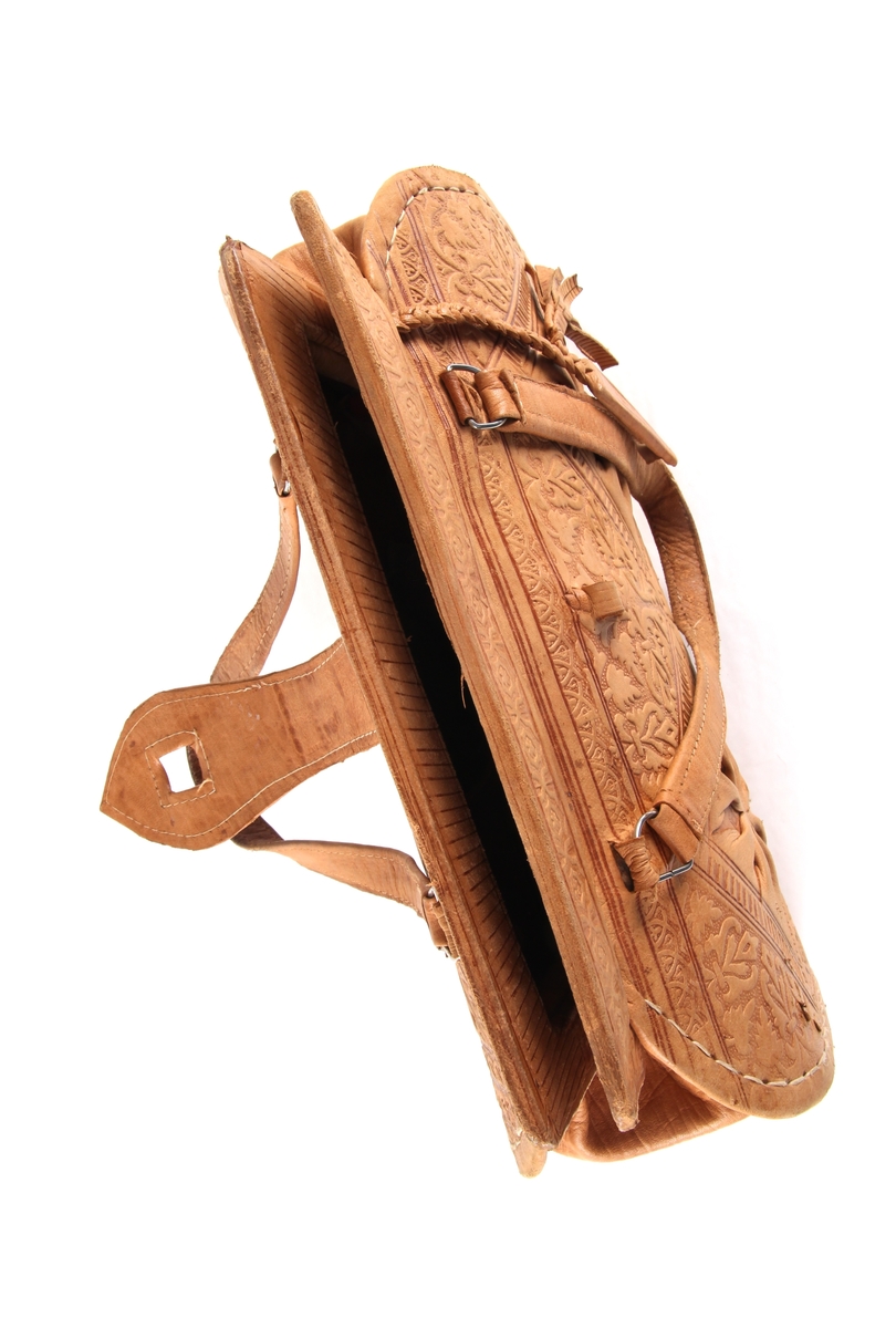 Håndveske i skinn med preget mønster.