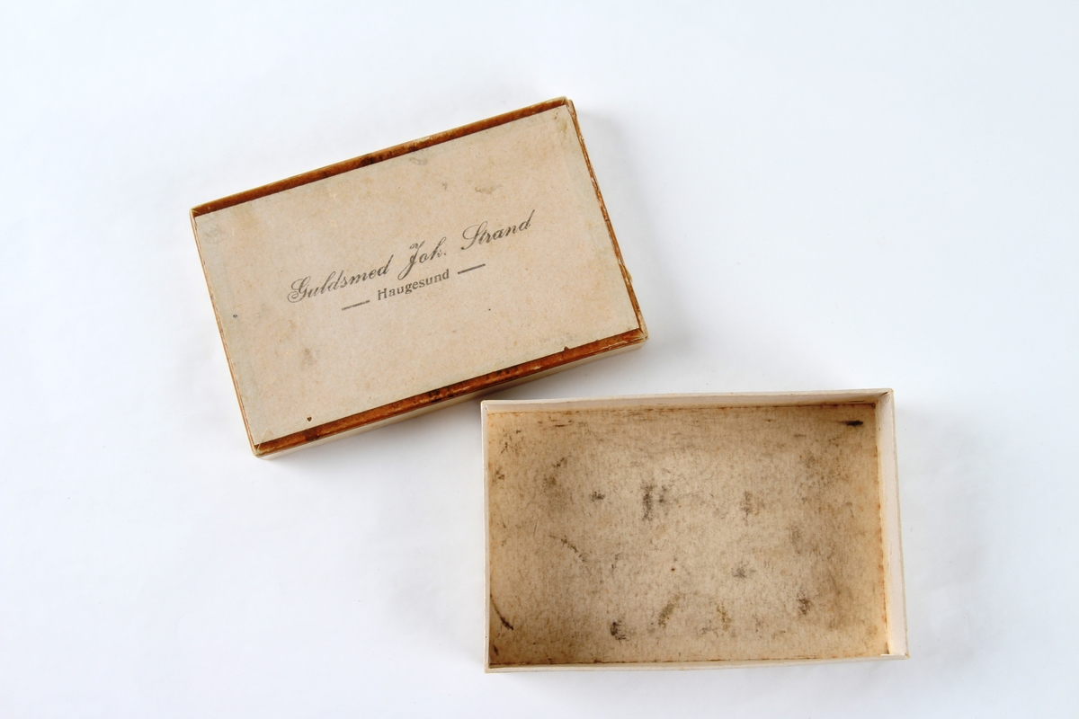 Eske med lokk. Brukt til oppbevaring av 14 forskjellige små smykkegjenstander.