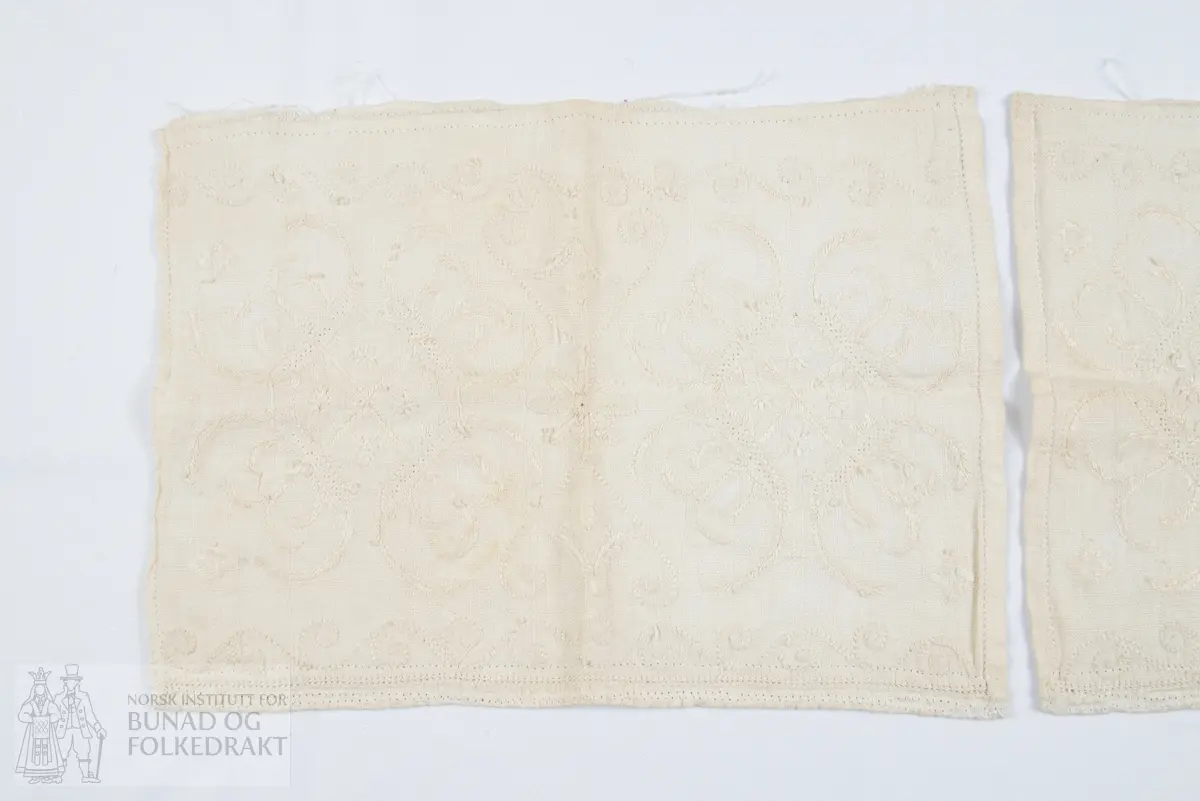 Delar av ein hovudklut. To rektangulære stykkjer av kvit blank lett lin. Kontursting, klostersting og vestmannarenning. Holfaldar. Brodert med kvit laistvinna lintråd.