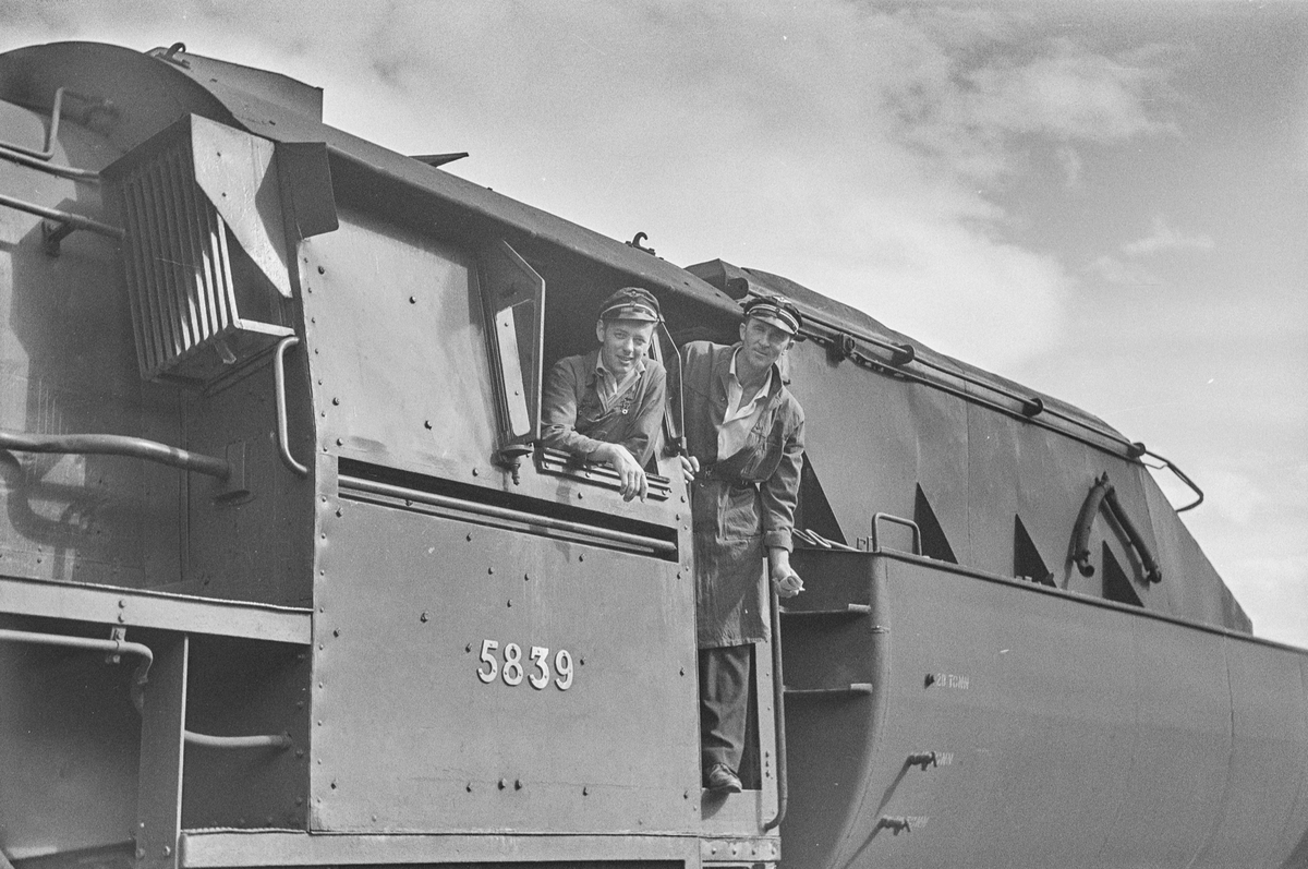 Lokomotivpersonalet i underveisgodstoget fra Hamar til Trondheim. Toget trekkes av damplokomotiv type 63a nr. 5839.