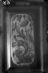 Rikard Berges fotoarkiv. Sveinung Svalastoga. Rosemalt skapd