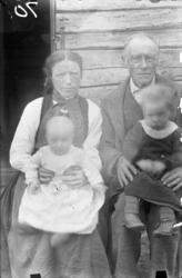 Rikard Berges fotoarkiv.  Familieportrett av Olav Gunnarsson