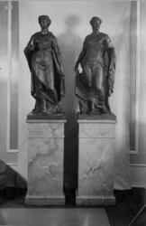 Skulpturfigurer på sokkel, interiør Ulefos Hovedgaard.