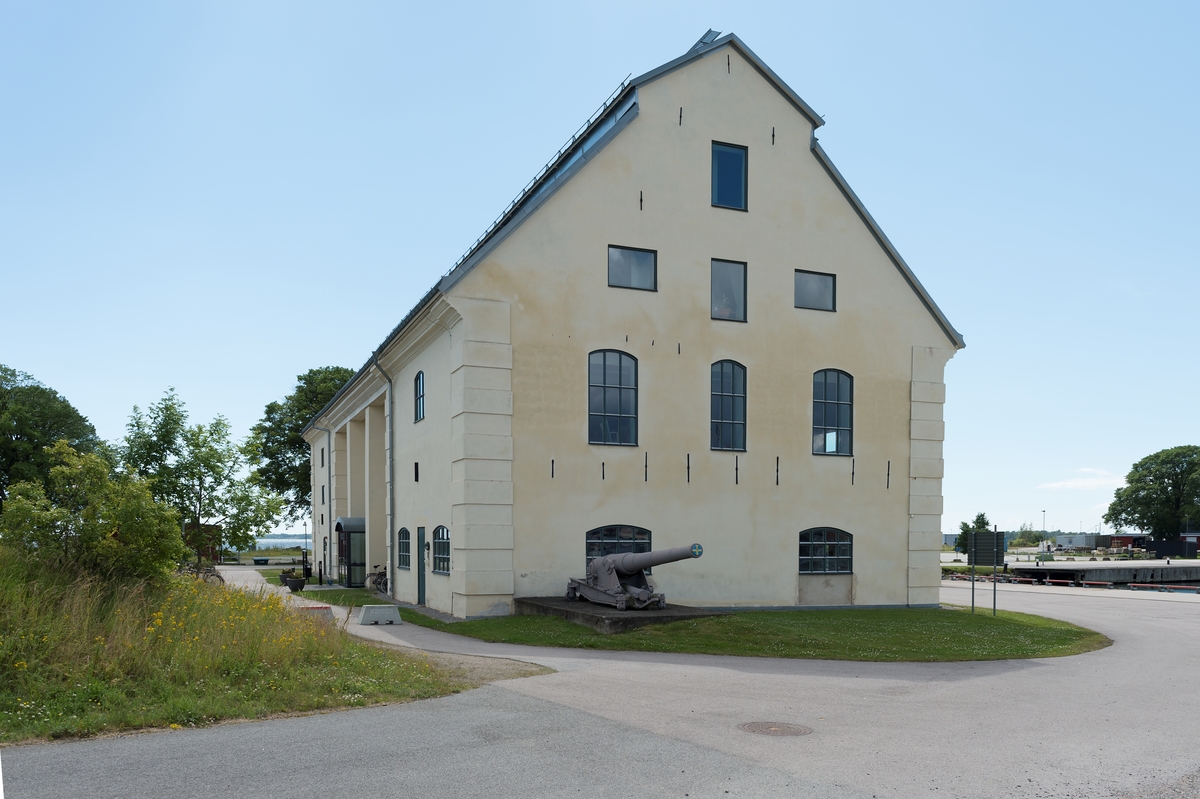 Fotodokumentation av byggnader på Lindholmen i Karlskrona. Finska kyrkan. Byggnaden uppfördes i slutet av 1690-talet som tjärbadsstuga för rep. På 1720-talet förändrades byggnaden till inventariekammare för skeppsinventarier. Åren 2006-2007 genomfördes en omfatande om- och nygestaltning både in- och utvändigt av byggnaden. Norra gaveln av byggnaden.