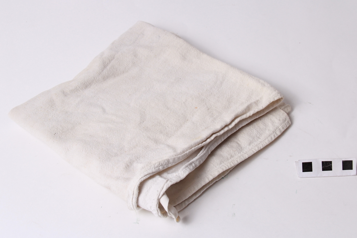 Påstempla tekst midt på, men er veldig utydeleg.