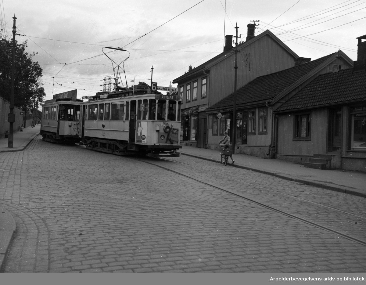 Strømsveien. Trafikk ved Etterstad. September 1952