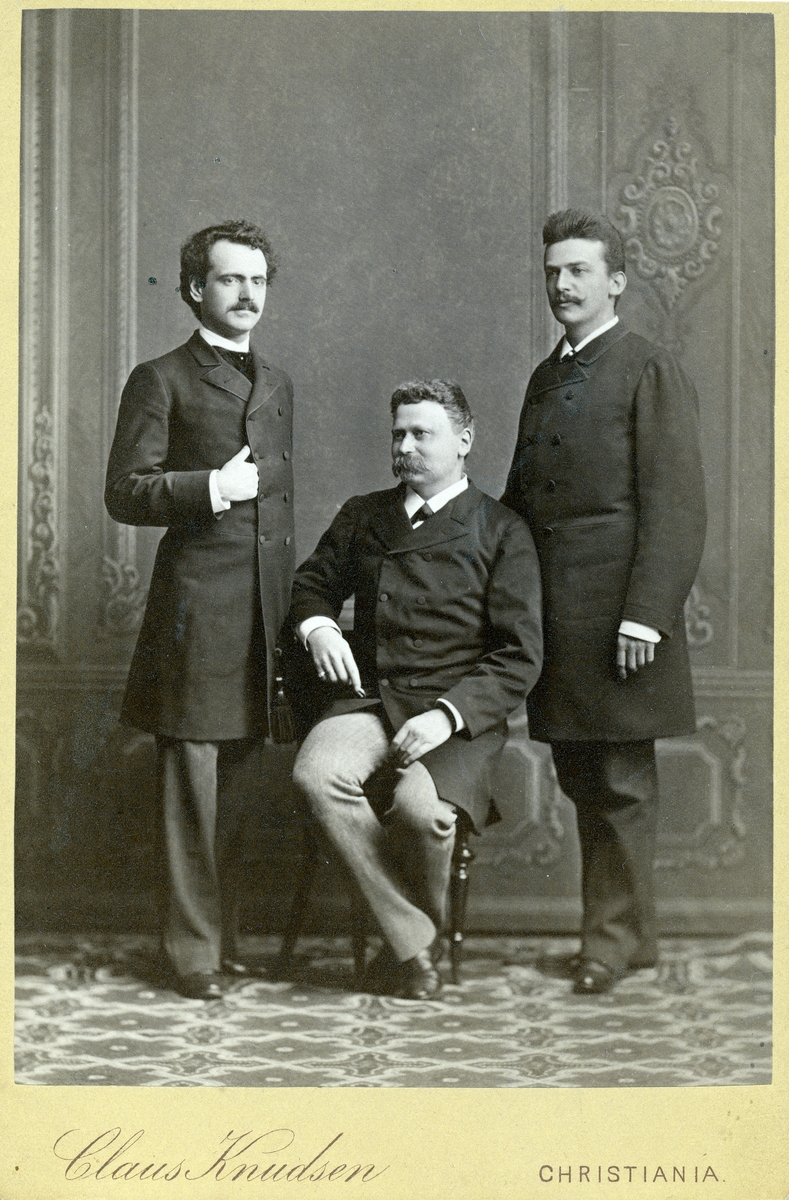 Fotoalbum etter Lorentz Severin Skougaard.
Lorentz Severin Skougaard (født 11. mai 1837 i Farsund, død 1885 i New York) var en norskfødt tenor. Han var bror til offiseren Johan Skougaard.
I New York, hvor Skougaard senere døde, ble han en fetert sangpedagog. Hans gravminne ses på Langesund kirkegård i Telemark.