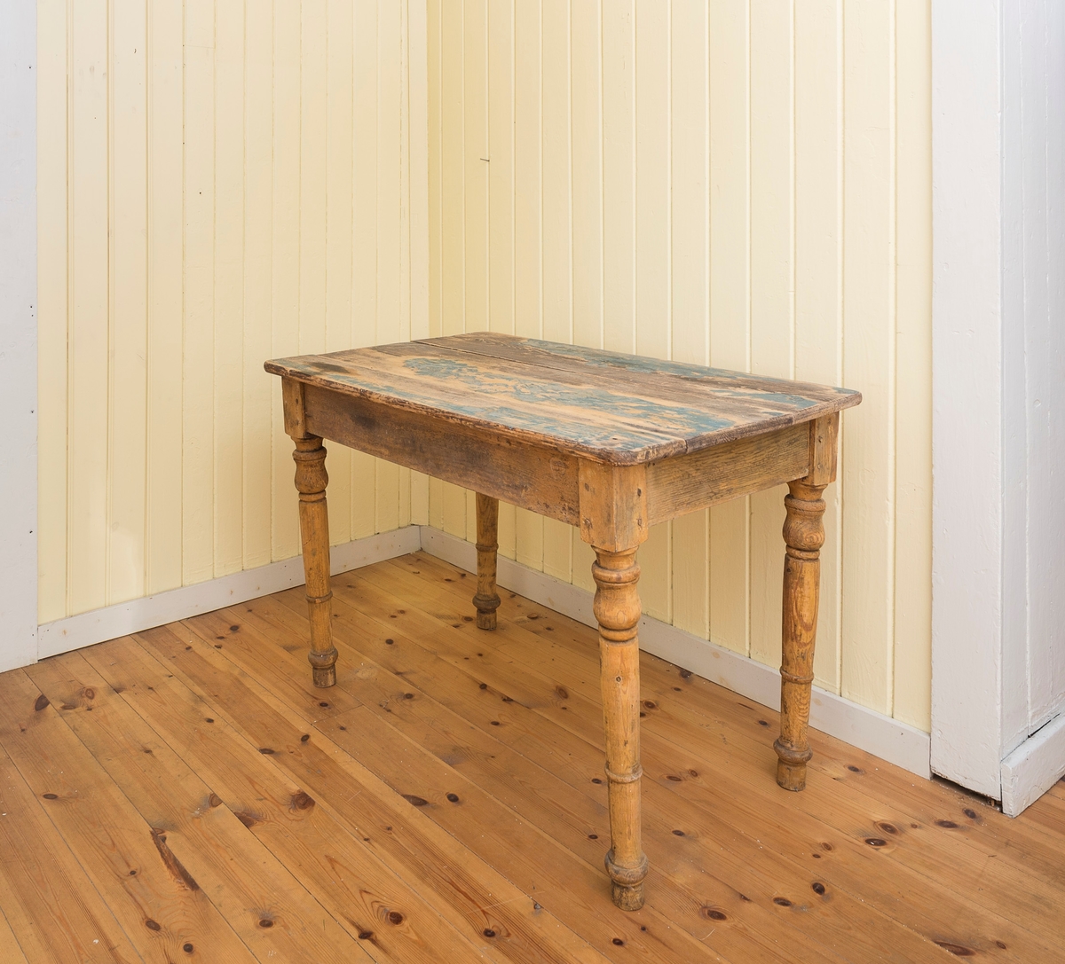 Bord satt sammen av tre bordplater, og med 4 dreiet ben.