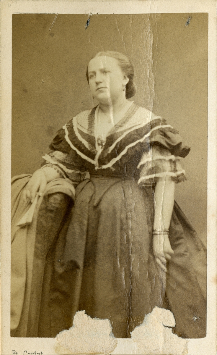 Fotoalbum etter Lorentz Severin Skougaard.
Lorentz Severin Skougaard (født 11. mai 1837 i Farsund, død 1885 i New York) var en norskfødt tenor. Han var bror til offiseren Johan Skougaard.
I New York, hvor Skougaard senere døde, ble han en fetert sangpedagog. Hans gravminne ses på Langesund kirkegård i Telemark.