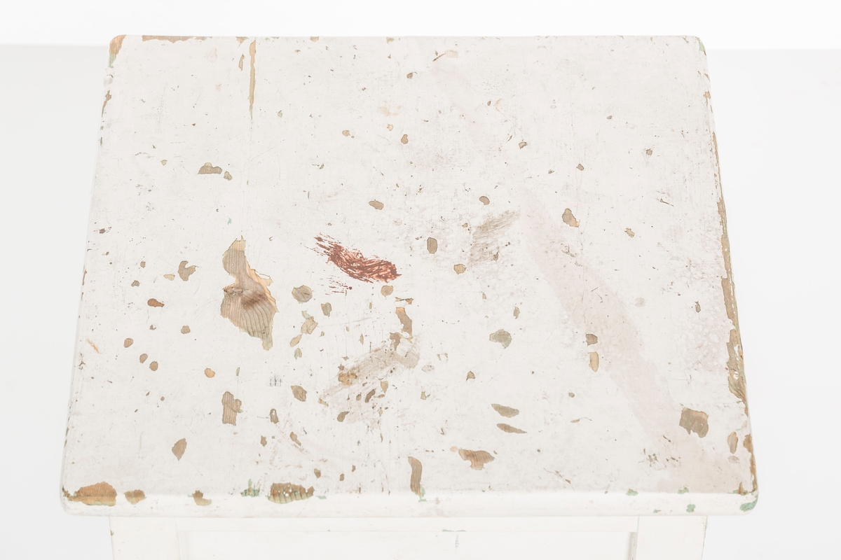 Hvitmalt krakk med oppbevaringsrom. Åpnes fra oversiden.