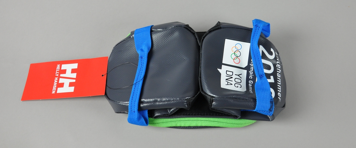 Svart toalettmappe (liten bag) med logo for Lillehammer 2016 Youth Olympic Games. Blå hanker og gønn glidelås.