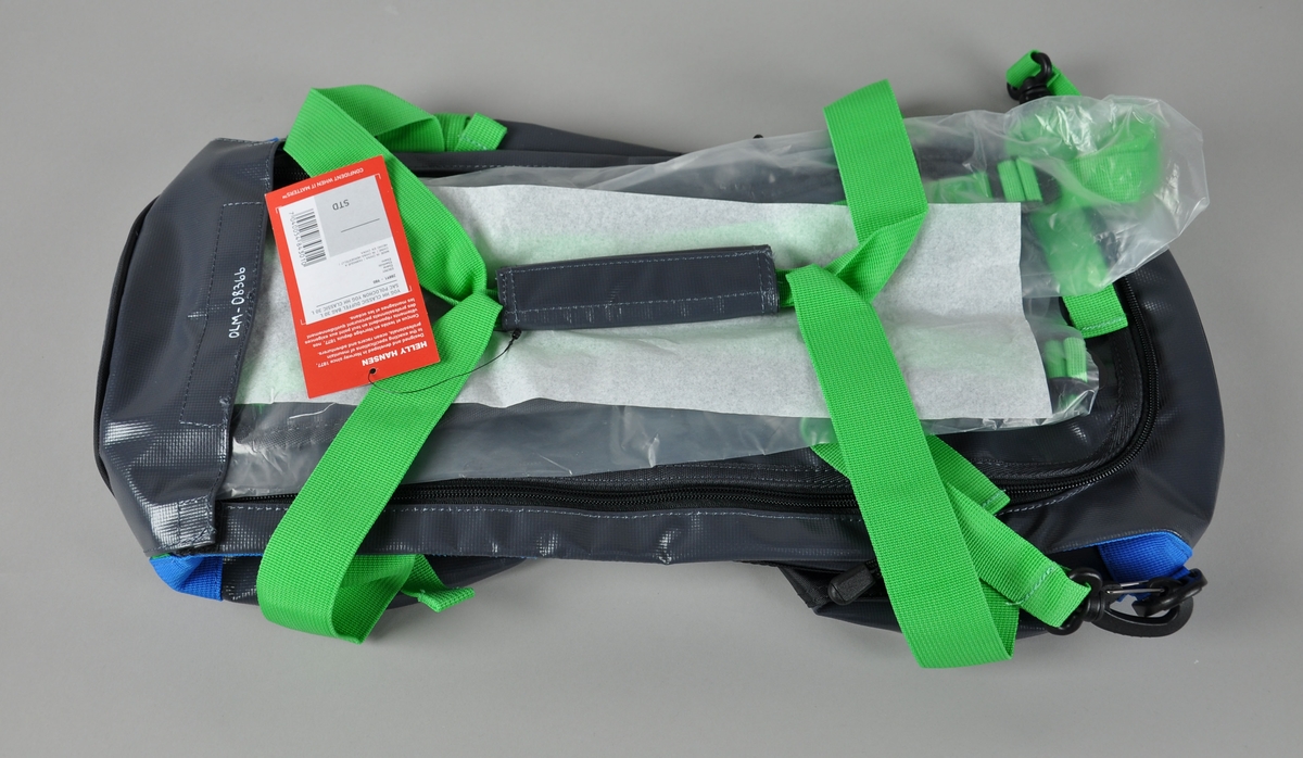 Svart treningsbag (30 L) med logo for Lillehammer 2016 Youth Olympic Games. Bagen kan også brukes som ryggsekk. Grønne hanker og seler og blå dekor.