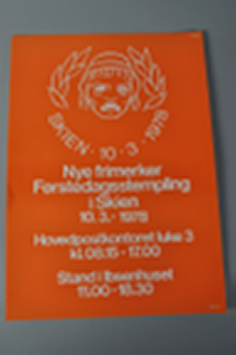 Reklangulær plakat med tekst og bilde. Rød bakrunn.