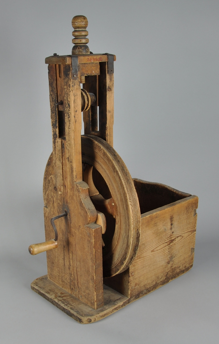 Spolrokk med kasse til fiber. Spolrokken er armert med jern på toppartiet. Skrue på toppen er dreiet. Felgen er satt sammen av to trestykker som har løsnet, men festet igjen med jernarmering. Ekene er grovt utskjært og muligens påsatt i senere tid - den ene eken sitter løst fra felgen. De to oppstanderplatene er sveifet. Håndtaket som spinner hjulet er av lyst tre som er oljet og troligvis satt på i senere tid.

I kassen ligger et dreiet håndtak av bein.