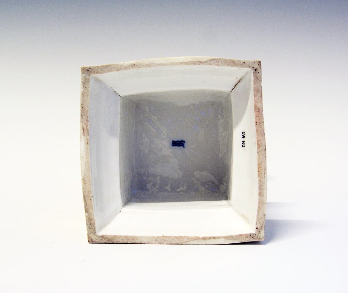 Herkules slåss mot en løve med bare hendene. Hans atributt, klubben ligger ved hans føtter, delvis under løven. De står på en underlag som imiterer gress. Under dette en kvadratisk sokkel med laurbærgirlandere i nyklassisistisk utførelse.