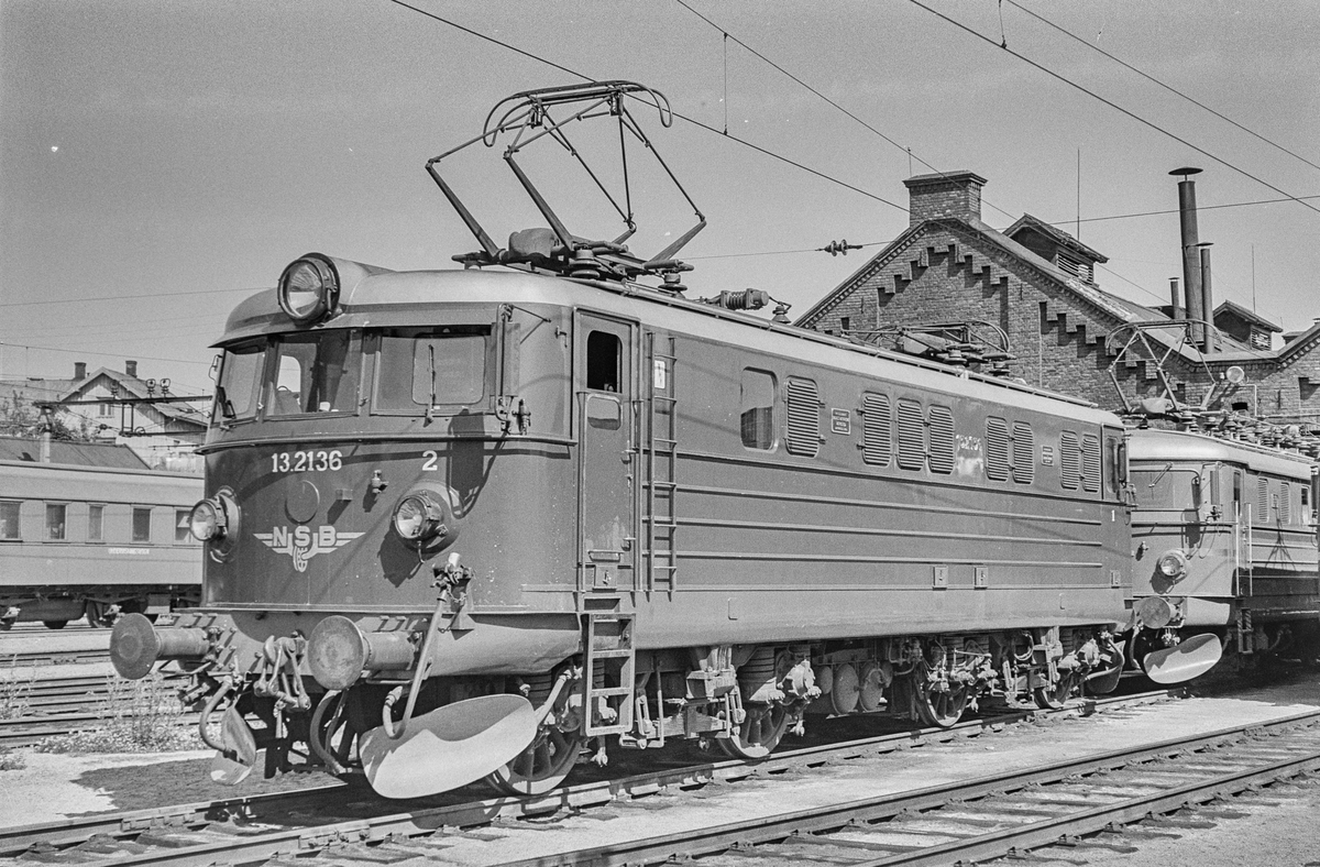 Elektrisk lokomotiv type El 13 nr. 2136 ved lokomotivstallen på Hamar stasjon.